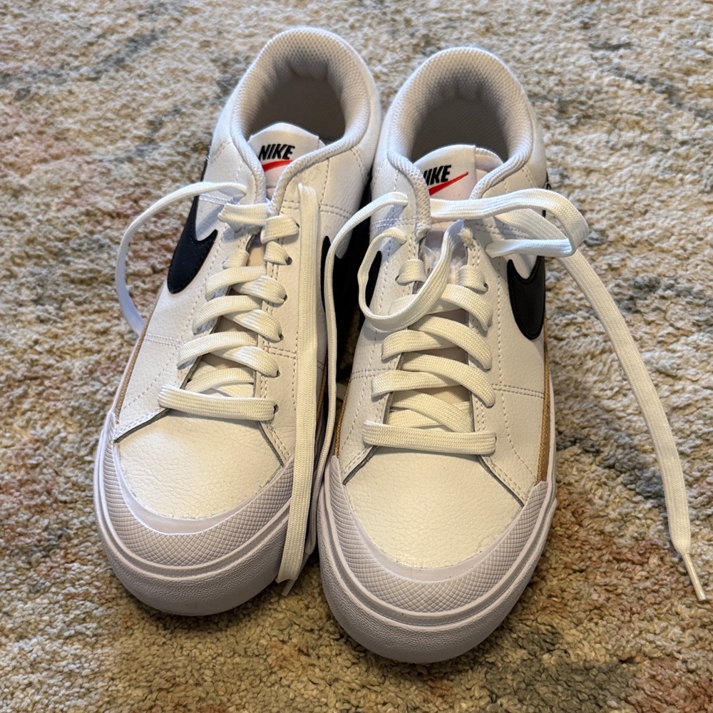Nike White and Black Low-Top Sneakers